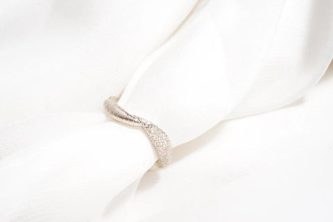 Chia Jewelry訂製婚戒對戒，以日月為主題的簡約婚戒設計，女戒款式以14k金製作