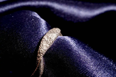 Chia Jewelry訂製婚戒對戒，以日月為主題的簡約婚戒設計，女戒款式以14k金製作獨特紋路