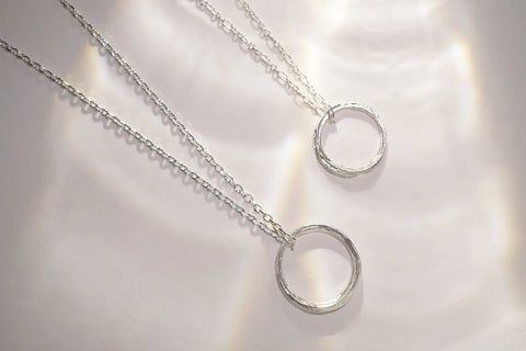 Chia Jewelry訂製婚戒對戒品牌，以水為主題的獨特簡約婚戒設計，手工打造你的夢想婚戒
