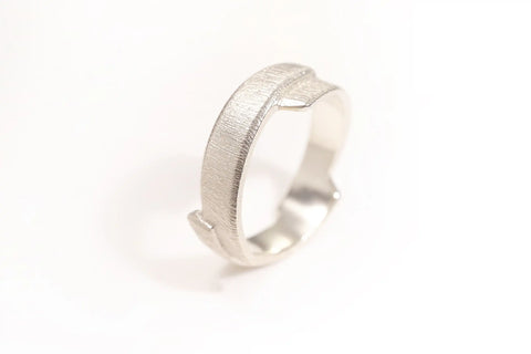 Chia Jewelry客製化k金婚戒對戒，以風雨為主題的獨特簡約婚戒設計，男戒採用14k金和鑽石製作