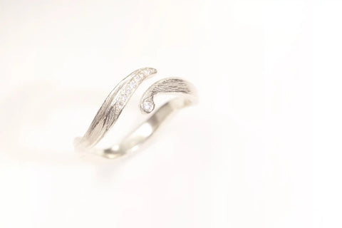 Chia Jewelry客製化k金婚戒對戒，以風雨為主題的獨特簡約婚戒設計，女戒採用14k金和鑽石製作