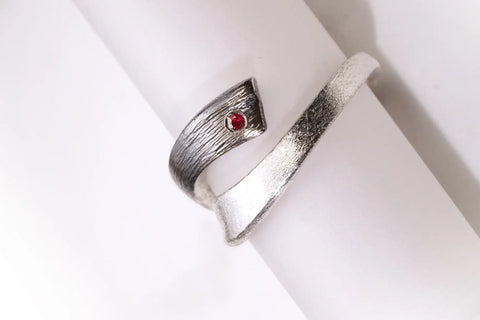 Chia Jewelry婚戒對戒客製化，鑲紅寶藍寶，黑白雙色獨特設計簡約款式