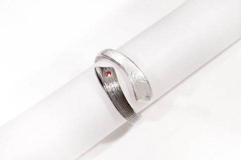 Chia Jewelry婚戒對戒客製化，鑲紅寶藍寶，黑白雙色獨特設計簡約款式