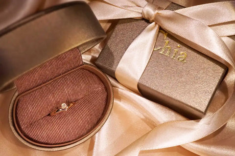 Chia Jewelry訂製k金鑽石婚戒求婚戒推薦分享，以微笑為主題，獨特優雅的求婚戒指設計