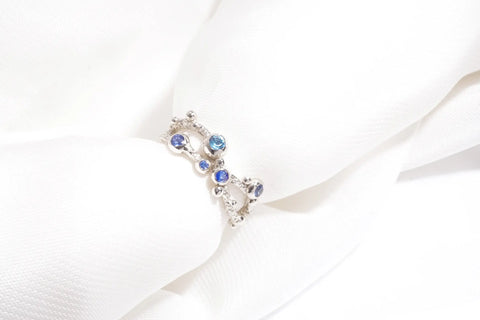 Chia Jewelry訂做婚戒對戒服務。獨特設計的藍寶石與14k金客製化婚戒以海洋為靈感，為新人專屬打造