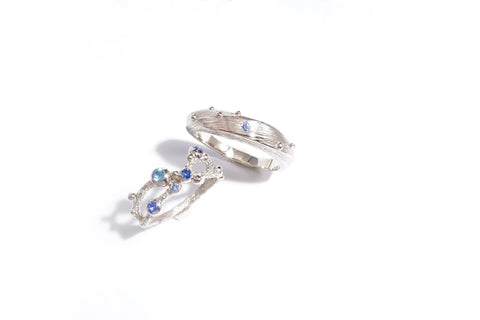 Chia Jewelry訂做婚戒對戒服務。獨特設計的藍寶石與14k金客製化婚戒以海洋為靈感，為新人專屬打造