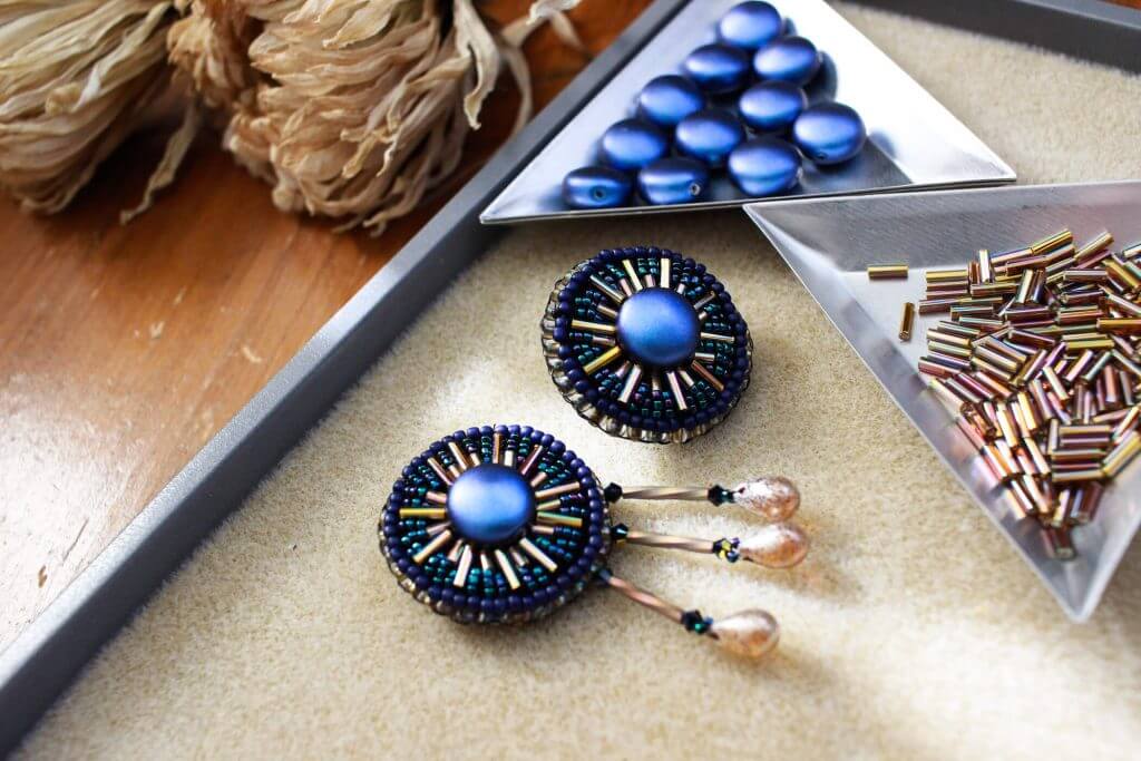 A pin and a brooch inspired by Frida Kahlo’s Blue House.