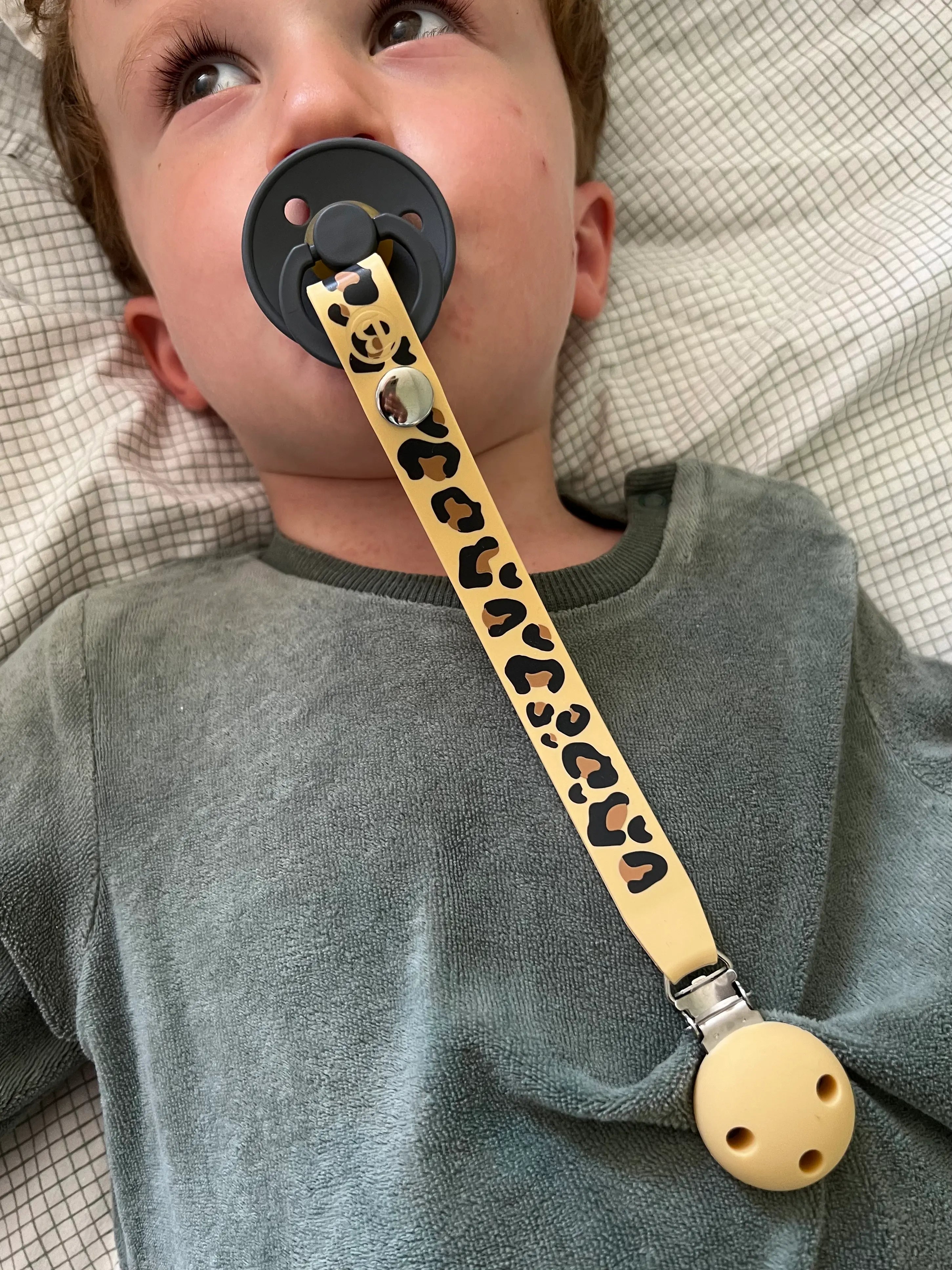 Attache tetine en silicone leopard Bim Bam Bloom pour fille et garcon. Sans BPA ni phtalates.