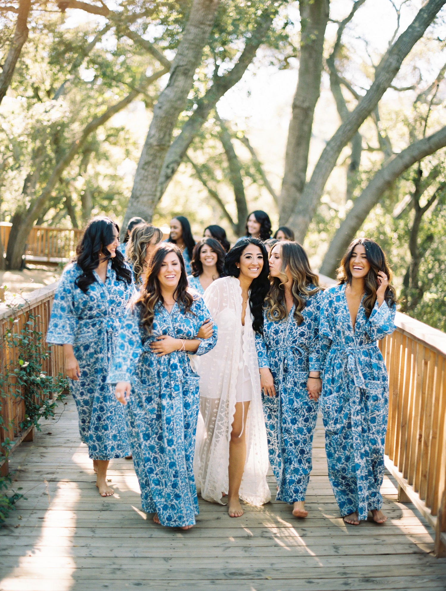 Perfekte Brautjungfern-Kimono-Roben – Ein Altweibersommer