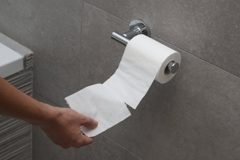 Accrocher un rouleau de papier toilette