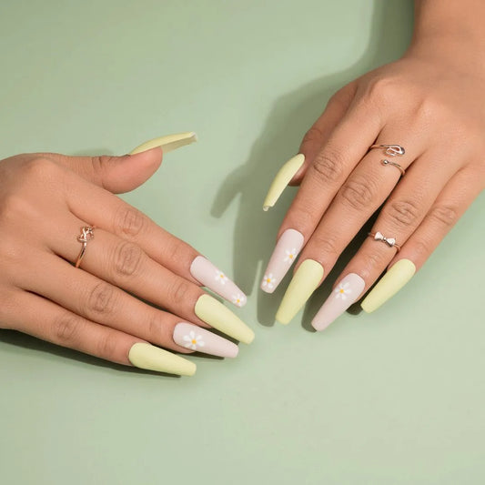 Daisies Artificial Nails Set