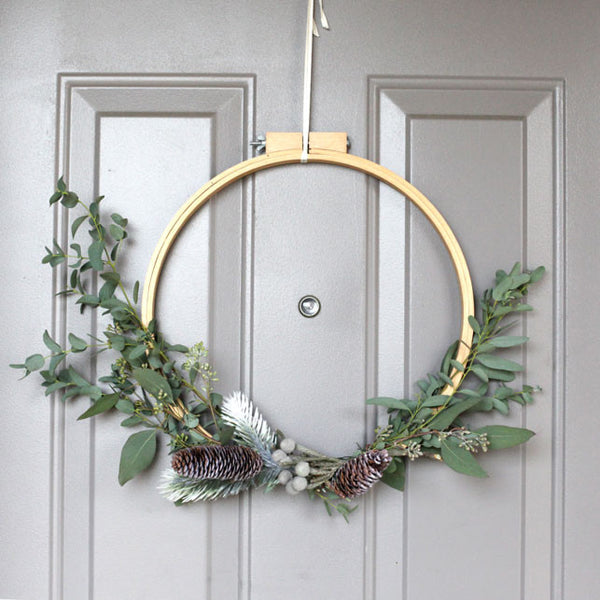 DIY : A Modern Holiday Wreath - www.elliefunday.com