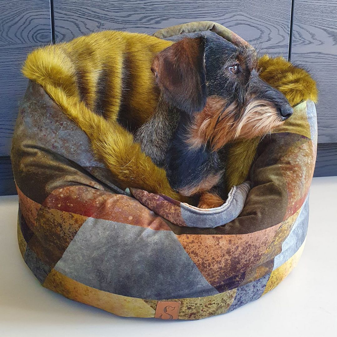 Exclusieve hondenmand van designer guild stof met teckel
