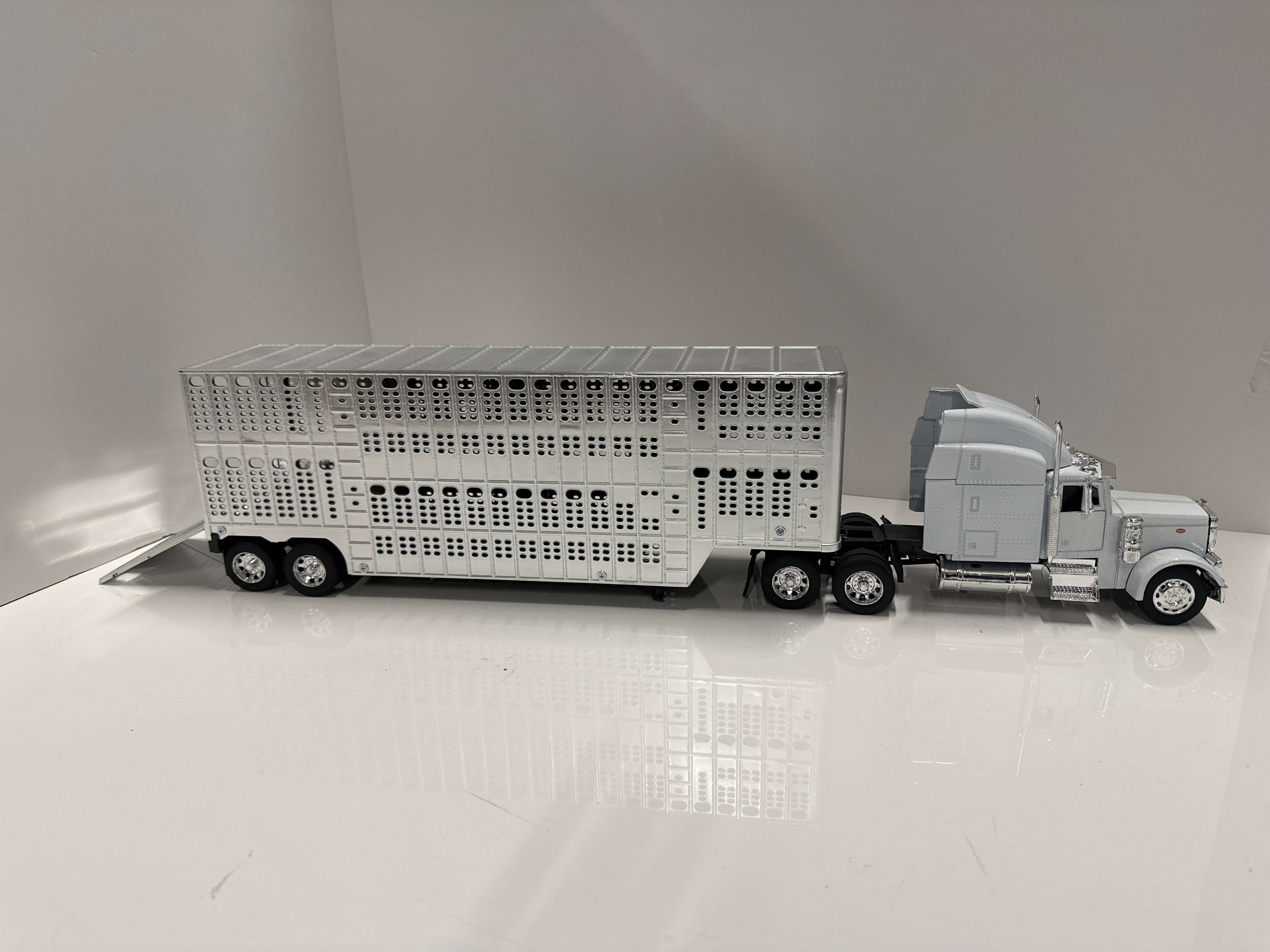 NewRay 1:32 Peterbilt 379 Pot Bell Live Stock,White - 100012