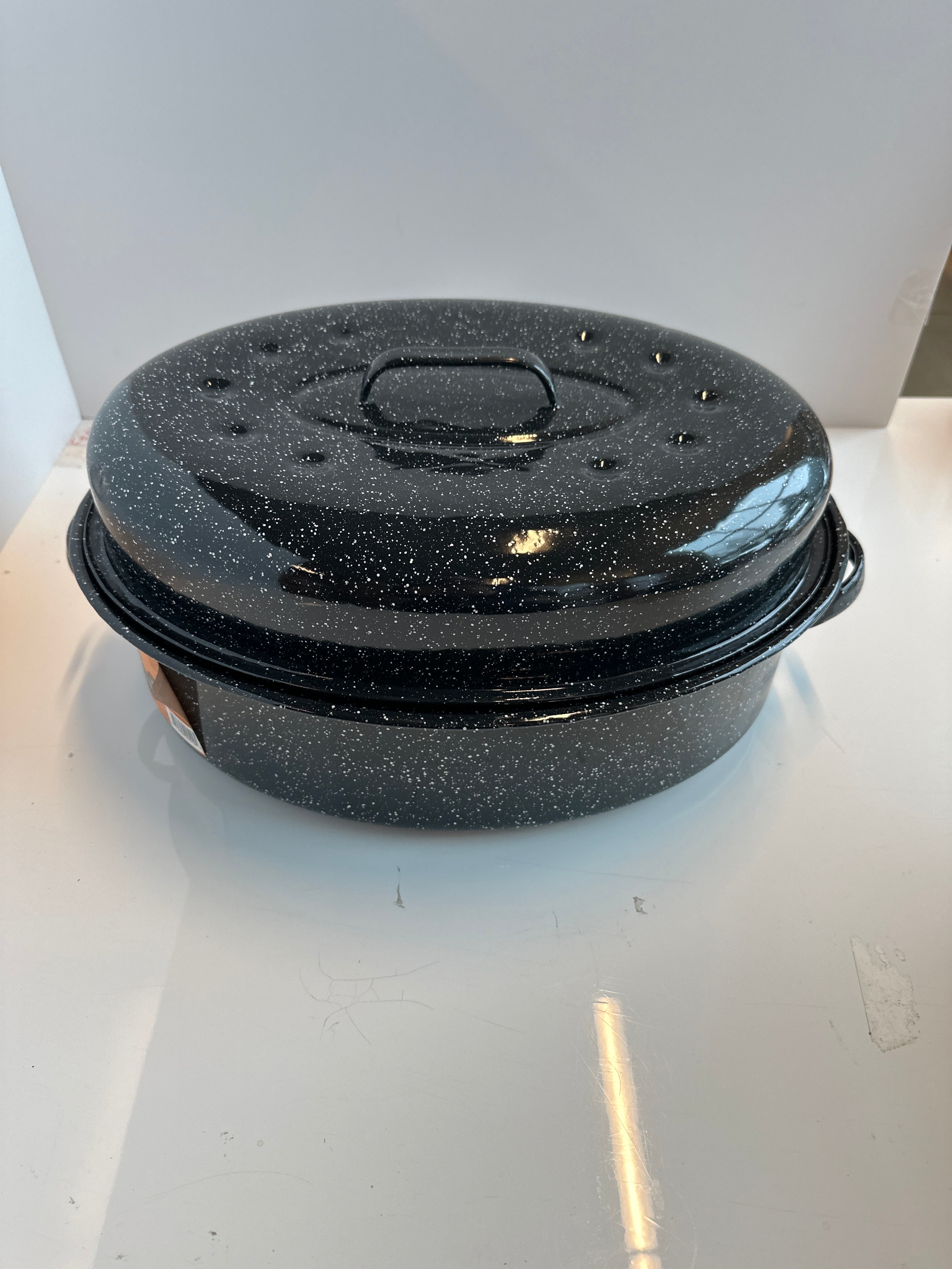 Granite Ware 19 inch oval roaster with Lid design to accommodate up to 20 lb poultry/roast. Resists up to 932°F - 100029