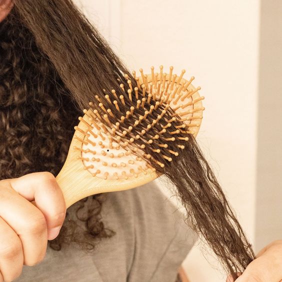 brush hair with a comb