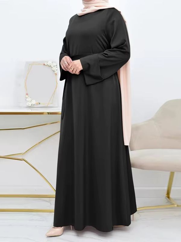 Une femme porte une belle abaya noire