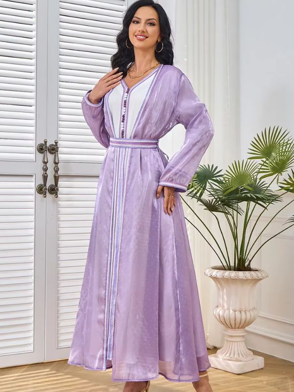 Caftan marocain lila satiné et ceinture assortie porté par une femme avec élégance