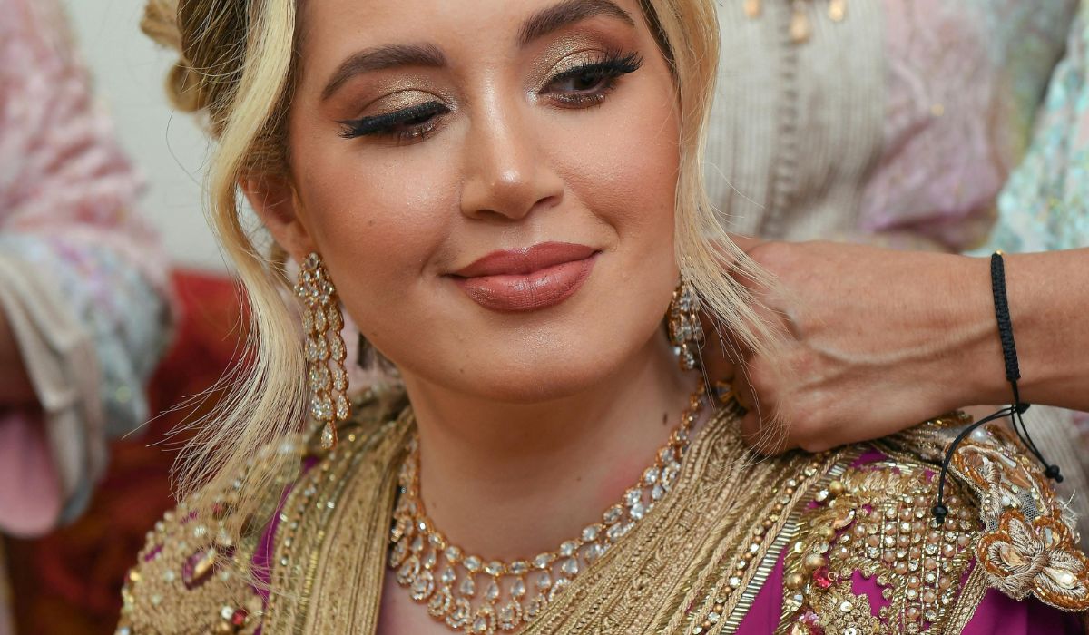 Femme marocaine qui se fait maquillée avant son mariage
