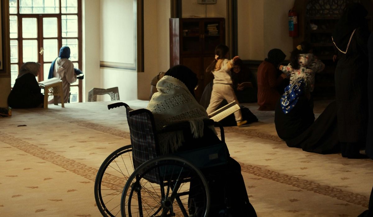 Femme en fauteuil roulant dans une mosquée