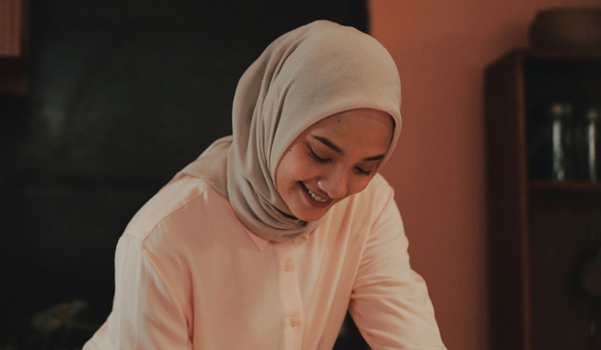 Une femme porte un hijab