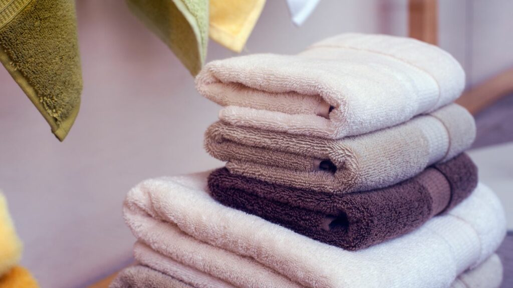 perfekt bretting av rene håndklær