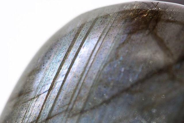 une pierre en labradorite