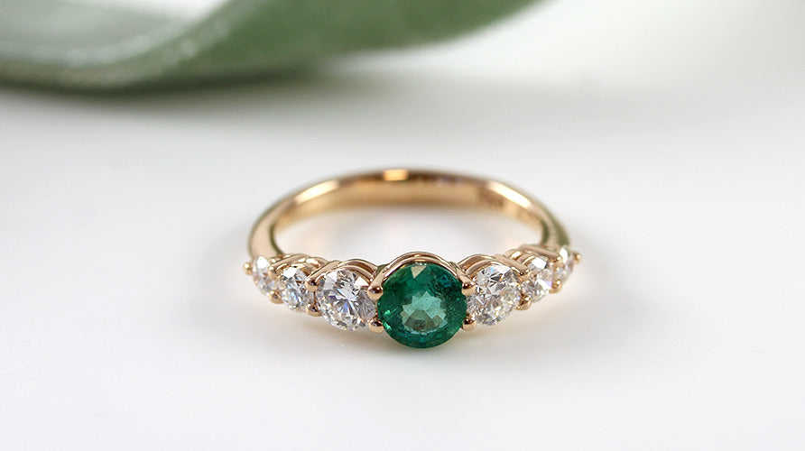 anillo compromiso con diamantes y esmeralda