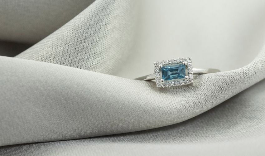 joyas personalizadas: anillo tesoro con topazio Sky y dimantes