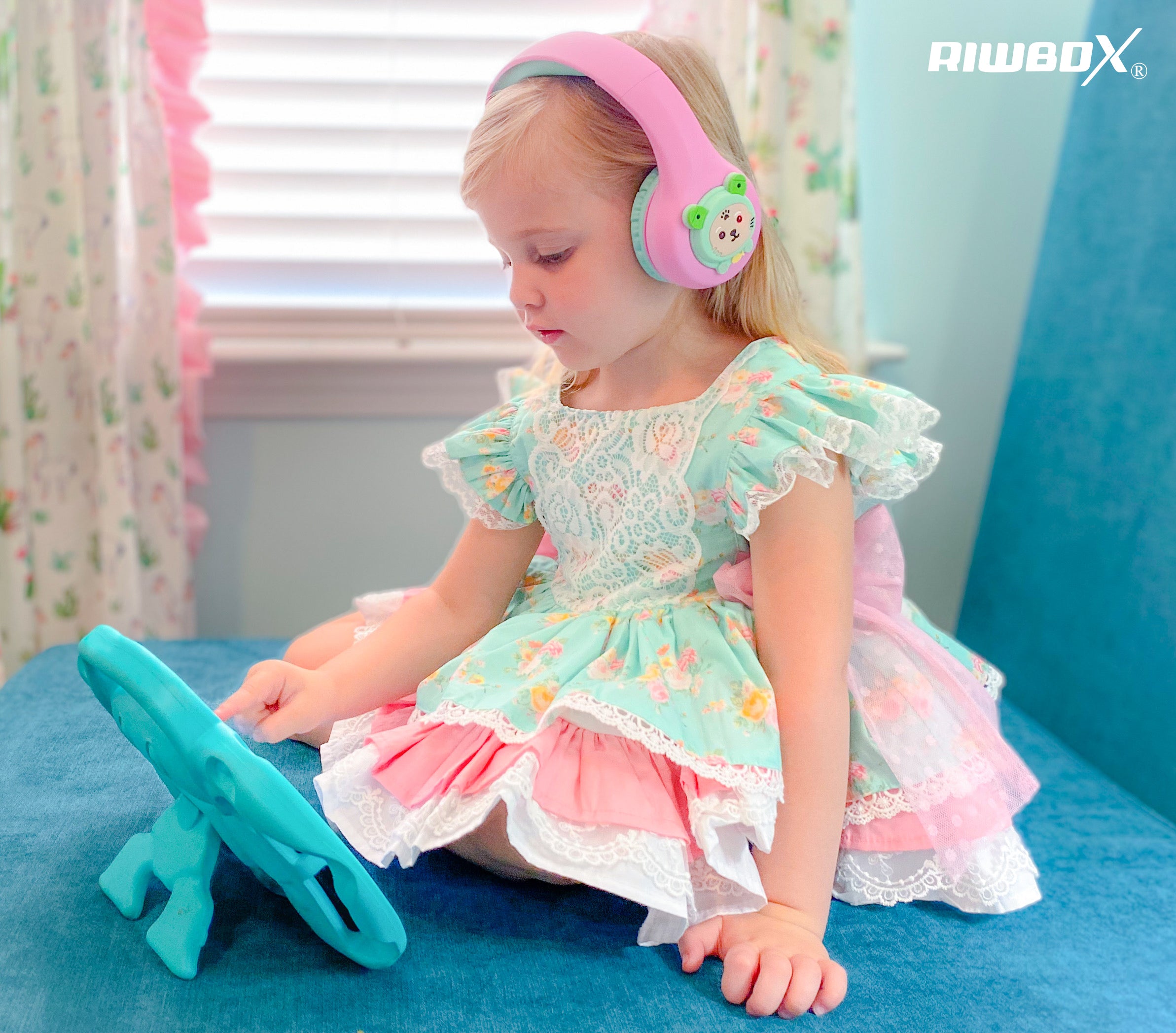 Riwbox Baosilon FB-7S Bluetooth Headphones With LED For Kids