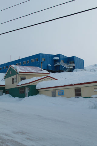 Neues und altes Druckereigebäude in Cape Dorset! Kinngait Genossenschaft