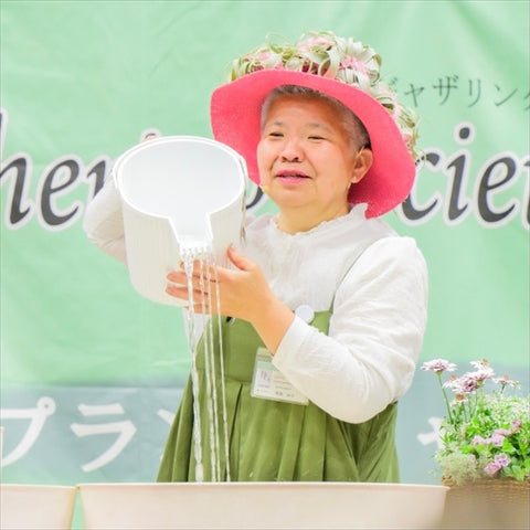 ガーデンビートル(フォンタナジョウロ)1.5ℓは、岐阜県郡上市の八幡化成株式会社さんが提供するGARDEN BEETLE ガーデンビートル(フォンタナジョウロ)です。観葉植物にとっておしゃれでかわいいじょうろとしておすすめされています。また、液肥を薄めるのにもぴったりな使いやすさがありバケツとしても使用可能です。注ぐ際に調節がしやすくなっています。岐阜県郡上市の八幡化成株式会社が提供するこのアイテムは、園芸愛好者にとって理想的な選択肢で、観葉植物を美しく育てる手助けとなります。花創人オゼジュン先生もおすすめしています。観葉植物の成長をサポートするために、ガーデンビートル(フォンタナジョウロ)1.5ℓを検討してみてください