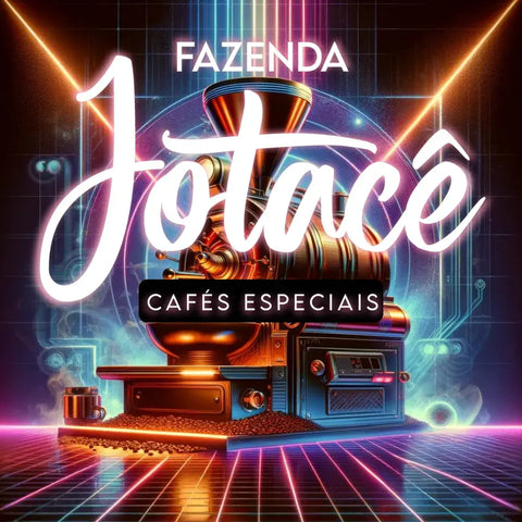 Torrador de café da Fazenda Jotacê em um ambiente retrofuturista e o logotipo da Fazenda Jotacê Cafés Especias