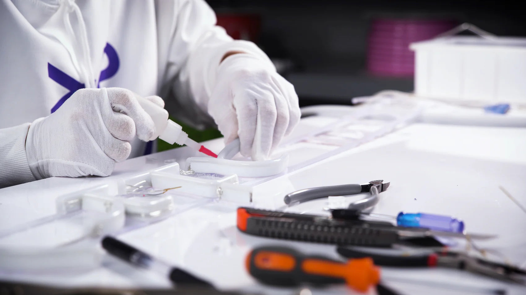 production_still_GLUE_345cc5bd-b7ce-4eec-ae83-c2bc042f5546.webp__PID:847f9f6f-3bd4-4158-bc7a-73328352a9c3