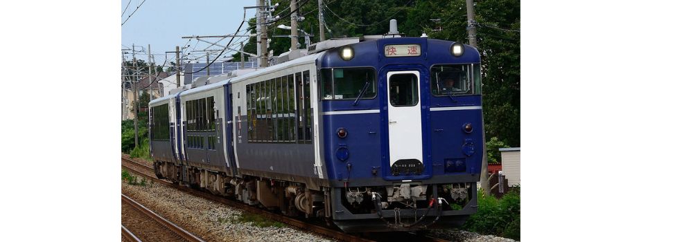 front-side view of the Koshino Shu*kura pulling into station