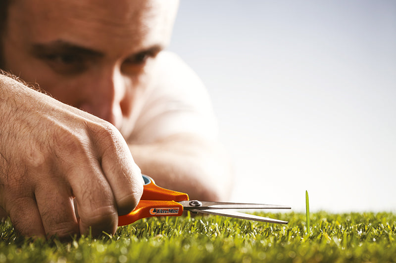 homme-herbe-ciseaux