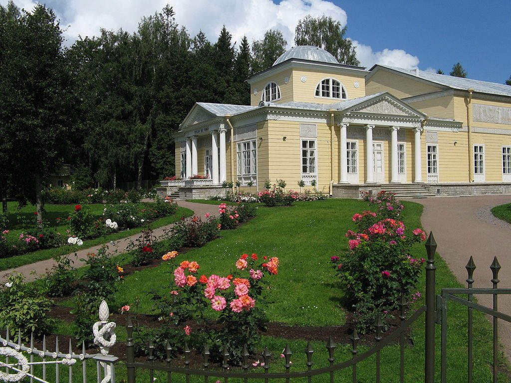 Pavillon des roses - parc de Pavlosk Photo credit WasilissaValskaya CC BY-SA 3.0 via Wikimedia Commons