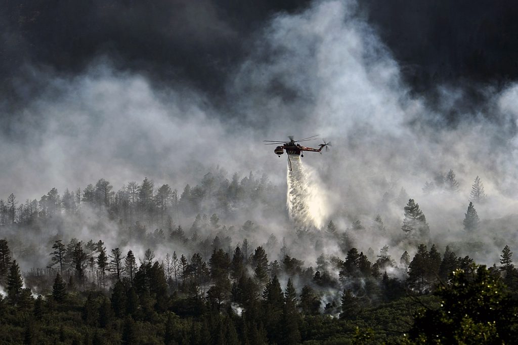 helicopter-dropping-water-595422_1280