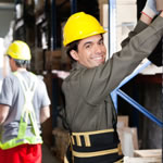 ouvrier portant un casque portant une ceinture de soutien dorsale