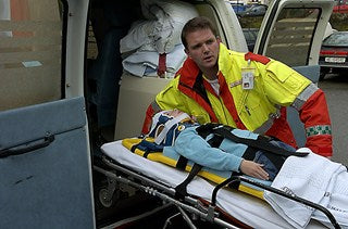 BaXstrap Spineboard avec un patient chargé dans une camionnette