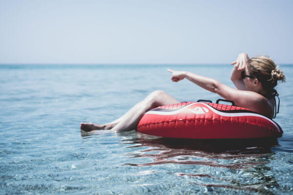 紫外線を浴びる水着の女性