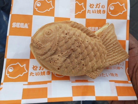 A fish-shaped pastry, taiyaki, on a checkered background from Sega Taiyaki