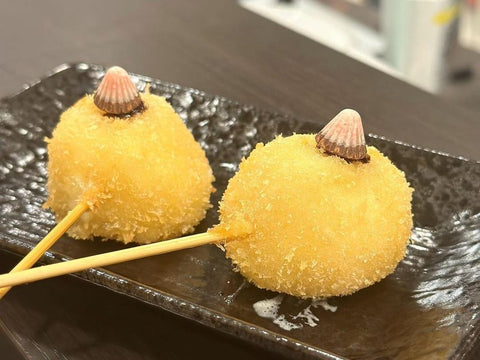 A dessert kushikatsu with a lighter appearance and two cone-shaped chocolates on top