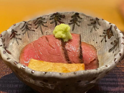 A small bowl of roast beef with a wasabi topping at a kappo shop