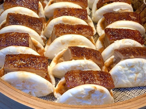 Many tonporo buns with braised meat sandwiched in a Chinese bun