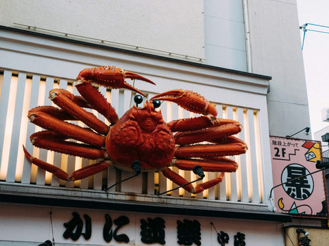 A giant mechanical crab sits above a restaurant