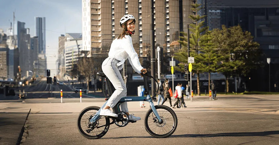 Mujer montando una bicicleta eléctrica Fiido D12