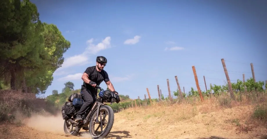 Un hombre monta una bicicleta eléctrica Fiido Titan.