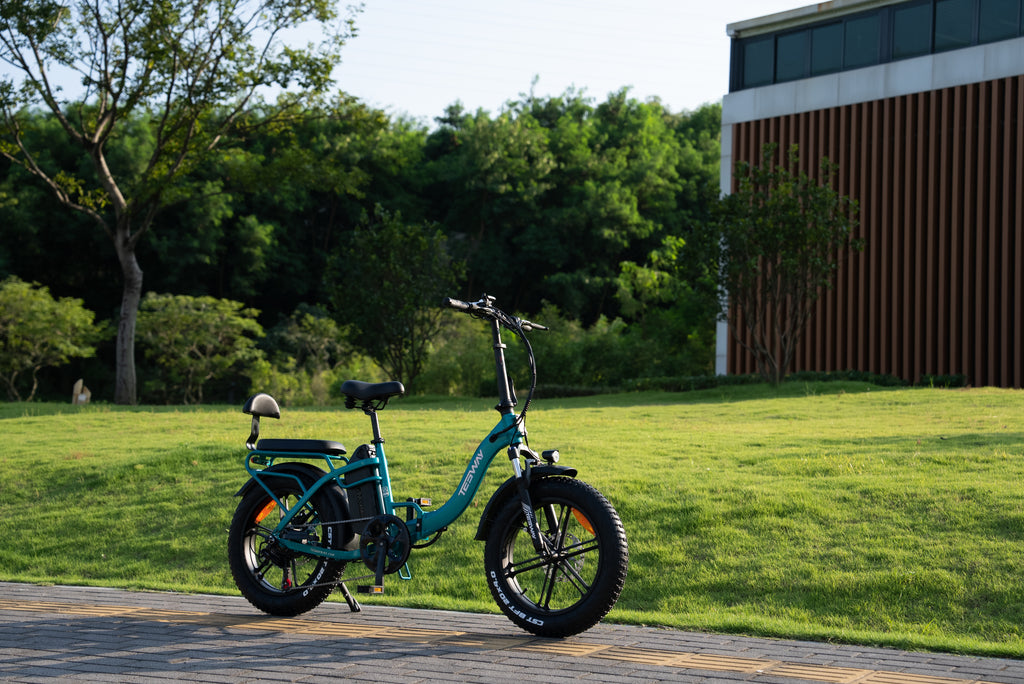 Vélo électrique TESWAY S5 garé sur un sentier