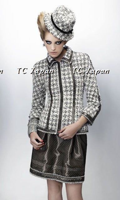 CHANEL 09S Silk Silver Skirt Zip Jacket Suit 40 シャネル ・グレー・ジャケット・スカート・スーツ 即発